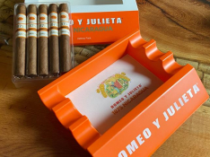 Romeo y Julieta 1875 Nic Toro 5pk w/ Ashtray